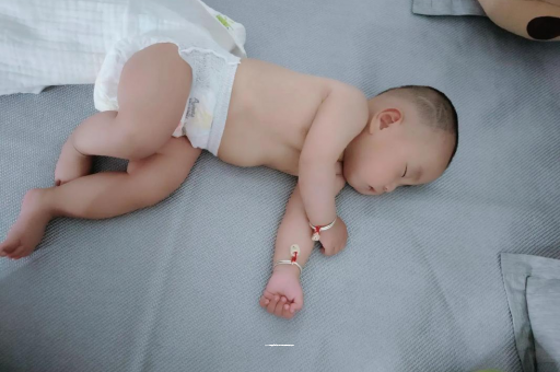 陆丰六个月宝宝眼睛散光